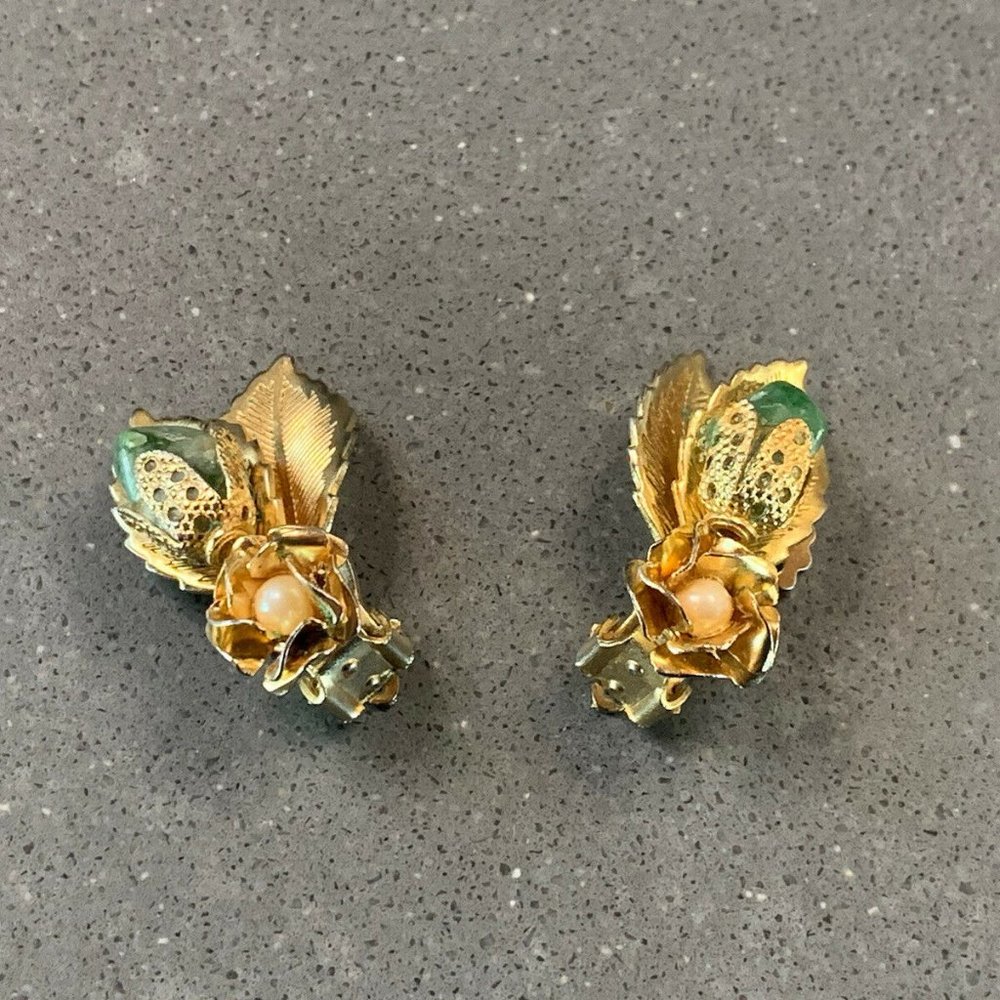 Vintage Gold Tone Flower & Leaf Clip On Earrings